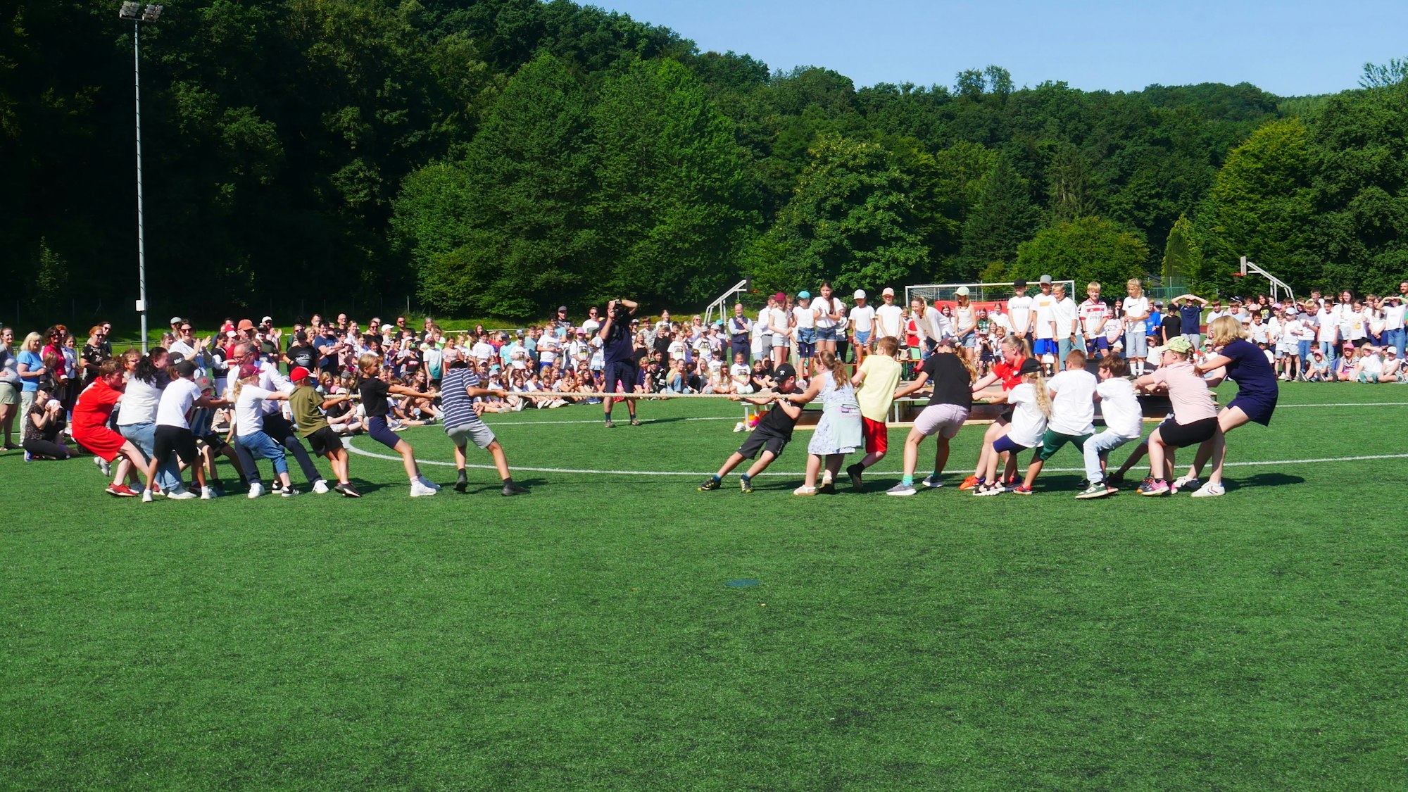 Tauziehen mit Bürgermeisterin Alexandra Gauß und Regionaldirektor Peter Schaffrath von der Kreissparkasse und mit Schülerunterstützung.