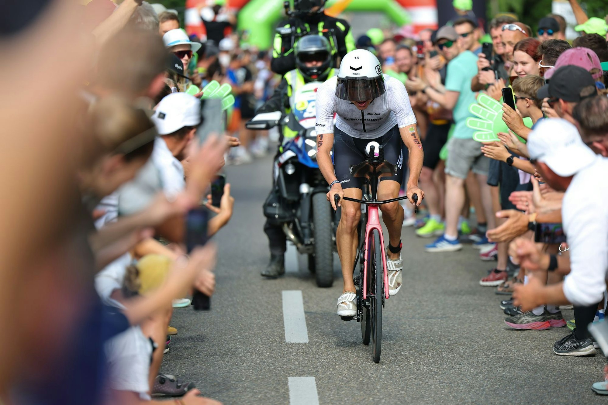 Der deutsche Triathlet Jonas Schomburg wurde nach einem starken Roth-Rennen Zweiter.