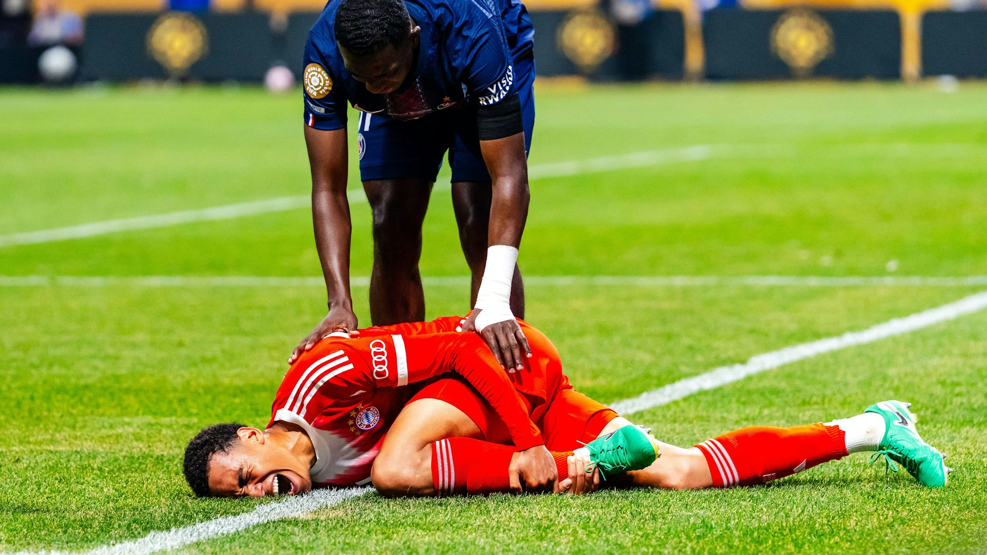 Jamal Musiala liegt verletzt am Boden.