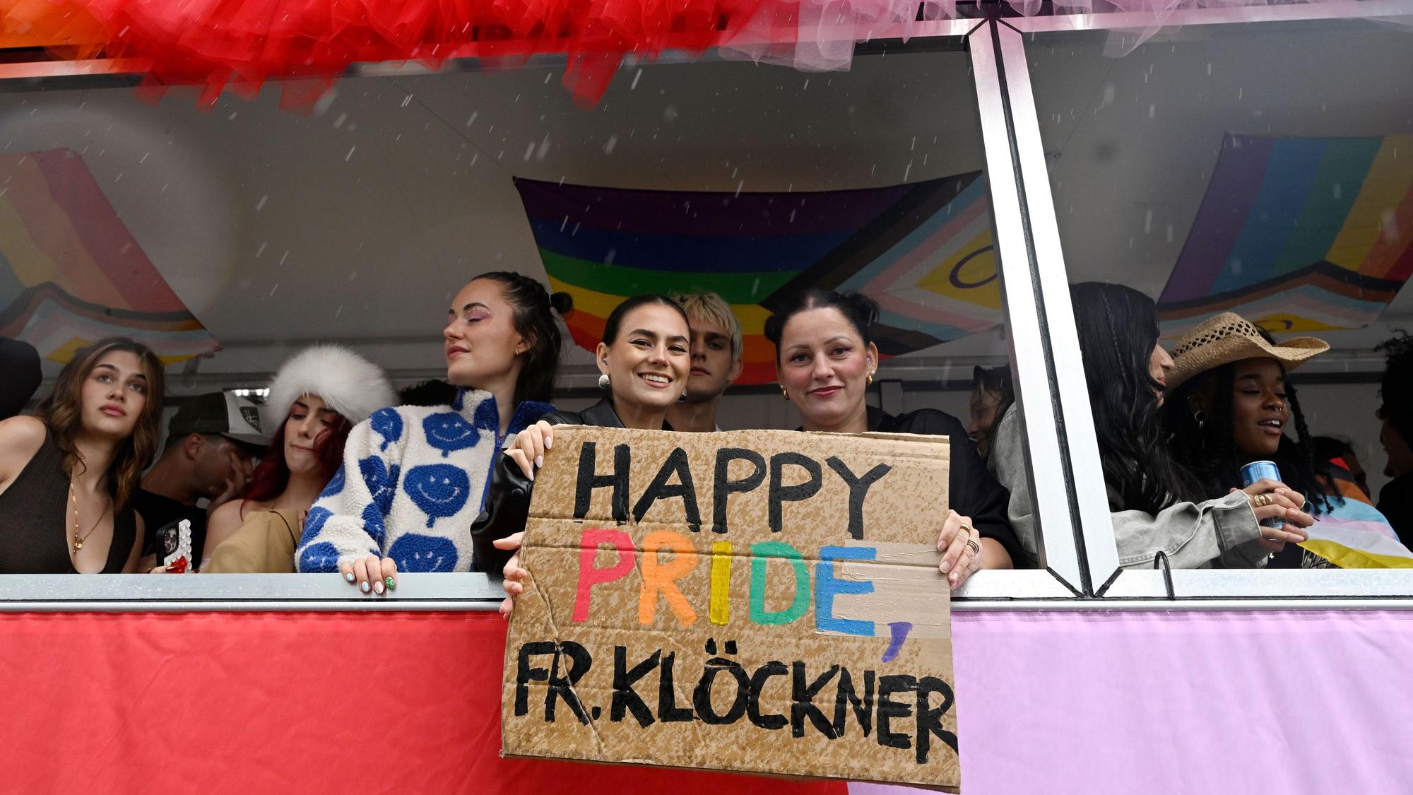 06.07.2025, Nordrhein-Westfalen, Köln: Teilnehmer des Christopher-Street-Day (CSD) Umzugs mit bunten Outfits zelebrieren ihren Protest in den Straßen der Stadt. Die Demonstranten treten für bessere Rechte der LGBTQ-Community ein. Auf dem Schild steh "Happy Pride Fr. Klöckner" Foto: Roberto Pfeil/dpa +++ dpa-Bildfunk +++