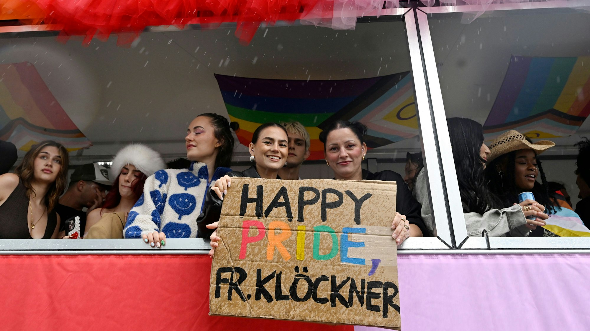 06.07.2025, Nordrhein-Westfalen, Köln: Teilnehmer des Christopher-Street-Day (CSD) Umzugs mit bunten Outfits zelebrieren ihren Protest in den Straßen der Stadt. Die Demonstranten treten für bessere Rechte der LGBTQ-Community ein. Auf dem Schild steh "Happy Pride Fr. Klöckner" Foto: Roberto Pfeil/dpa +++ dpa-Bildfunk +++