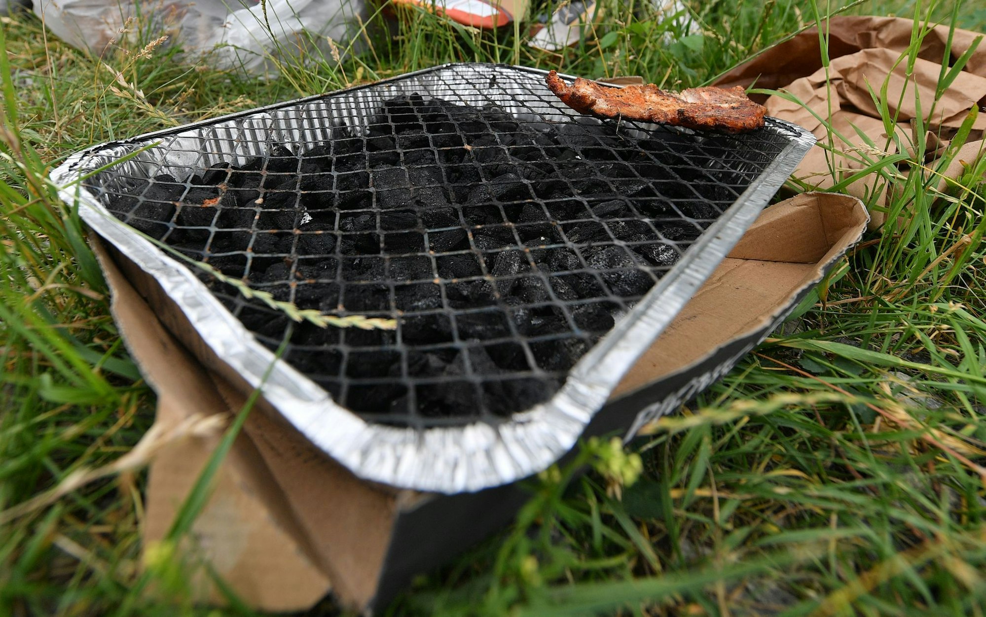Der Absatz von Einweggrills hat stark zugenommen. (Archivbild)