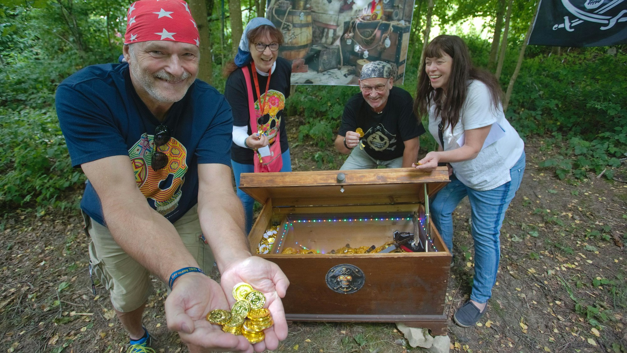 Goldmünzen belohnen im Waldbröler Naturerlebnispark Panarbora jeden, der bei der „Piratemania“ auch die diesmal nicht ganz so gut versteckte Schatztruhe findet.