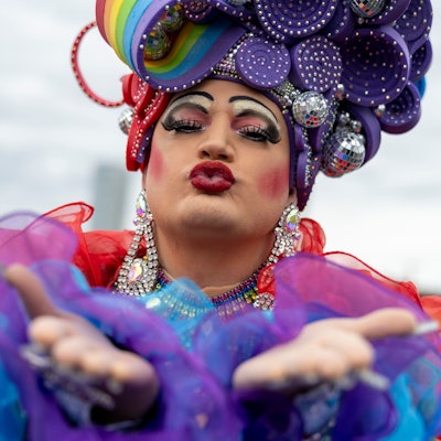 Bunt und glitzernd: Eine der Devisen beim Kölner CSD.