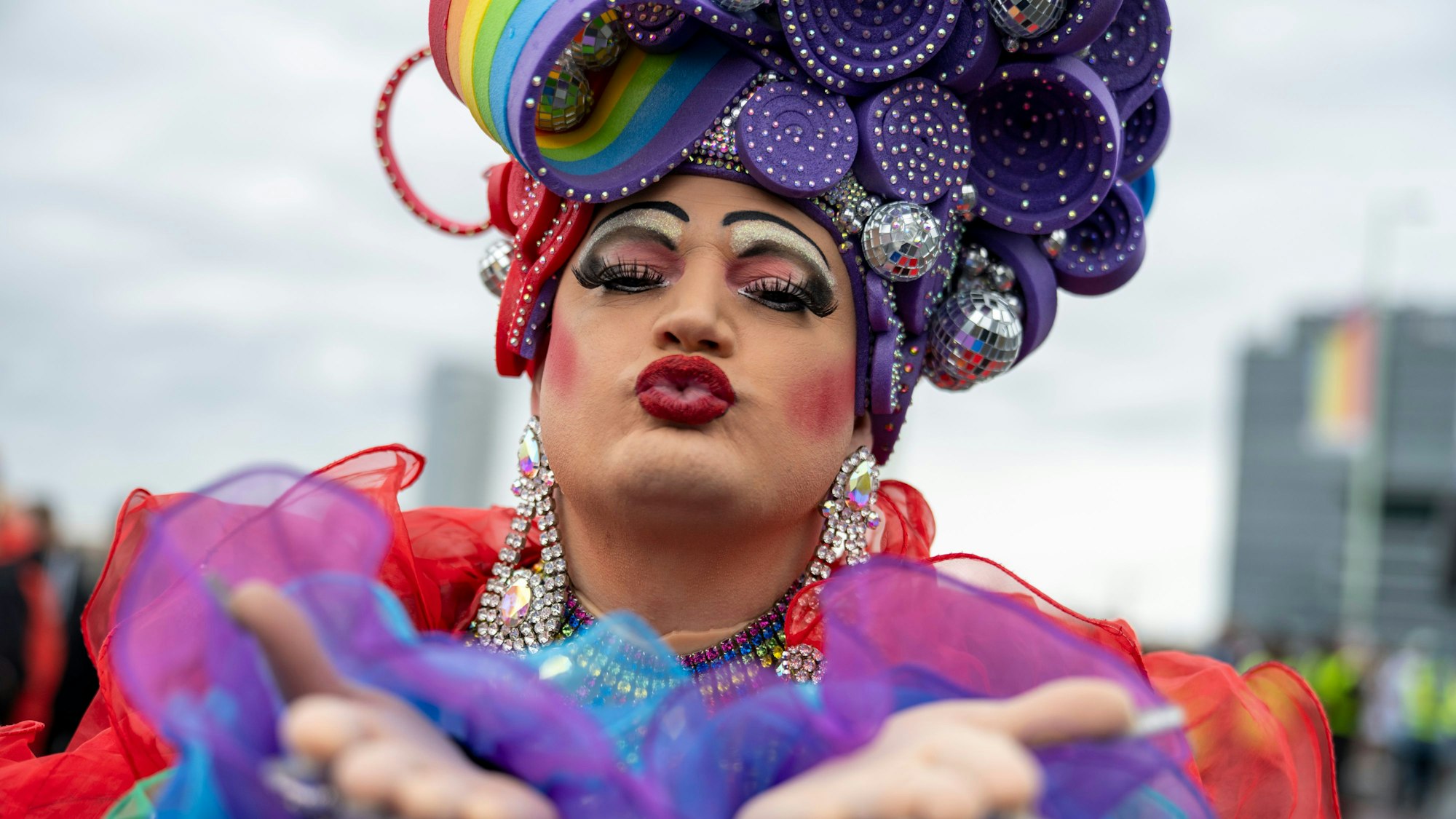 Bunt und glitzernd: Eine der Devisen beim Kölner CSD.
