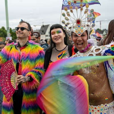 OB-Kandidat Mark Benecke (v.l.) besucht mit seiner Frau Ines den CSD in Köln.