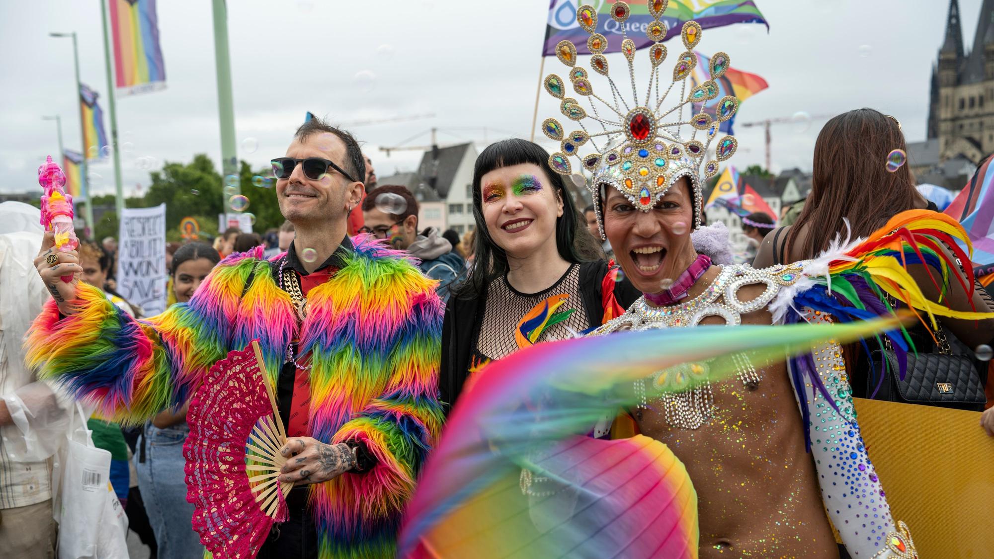 Menschen feiern in phantasievollen Kostümem den Christopher Street Day.