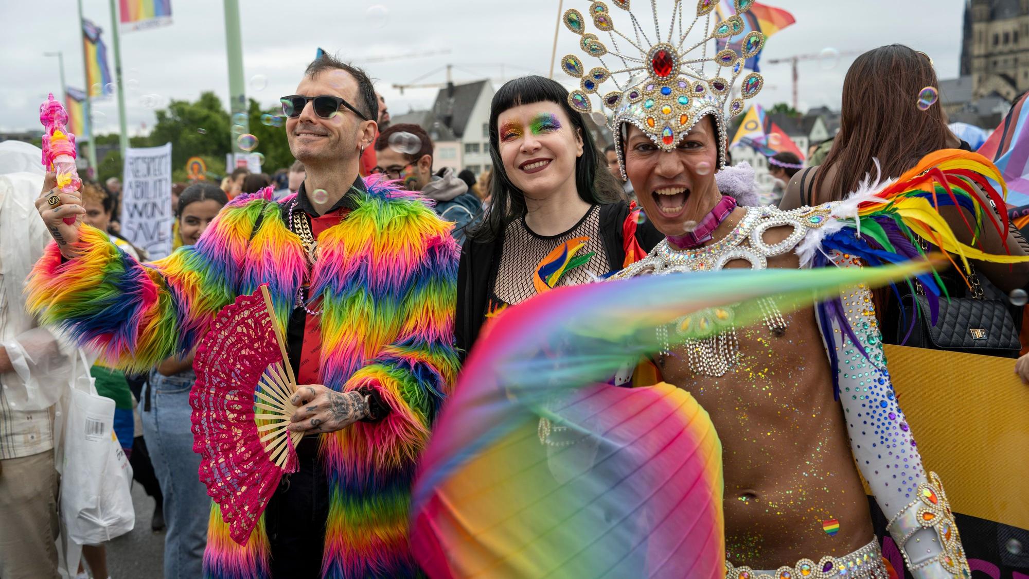 OB-Kandidat Mark Benecke (v.l.) besucht mit seiner Frau Ines den CSD in Köln.