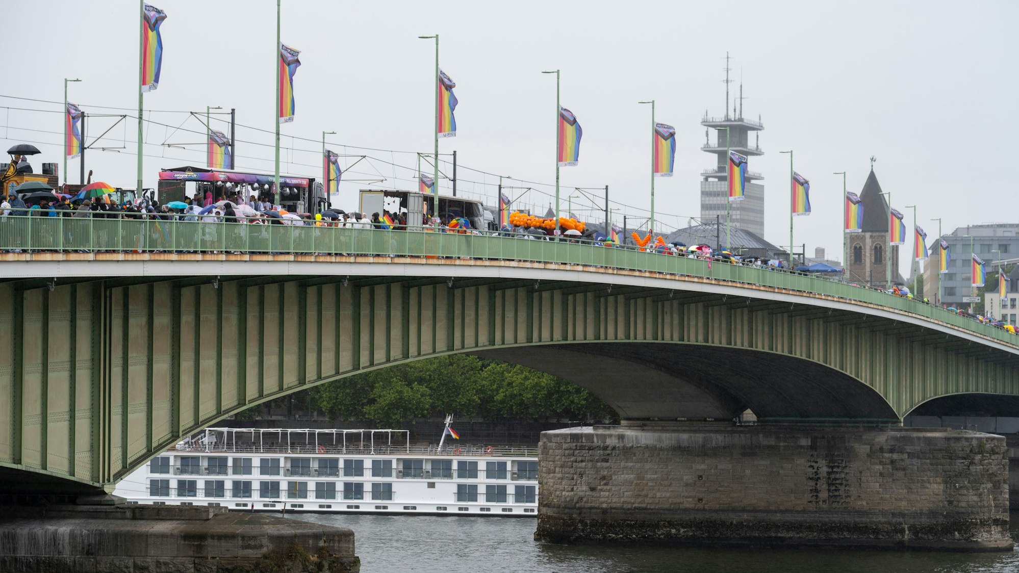 06.07.2025, Köln: Blick auf die Deutzer Brücke. Queere Menschen feiern in phantasievollen Kostümem den Christopher Street Day. Demonstration zum ColognePride 2025 (CSD-Parade). Foto: Uwe Weiser