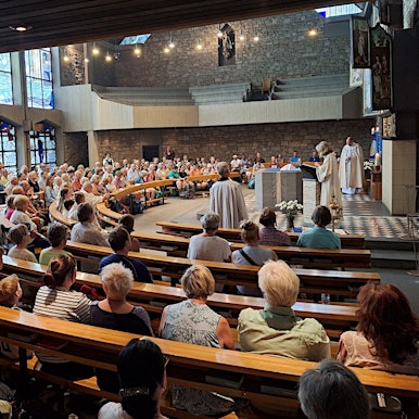 Das Bild zeigt eine vollbesetzte Kirche.