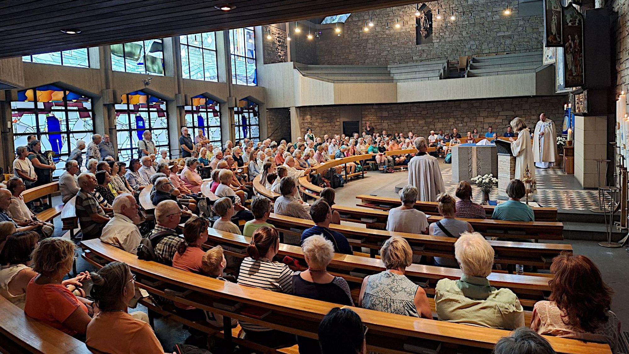 Das Bild zeigt eine vollbesetzte Kirche.