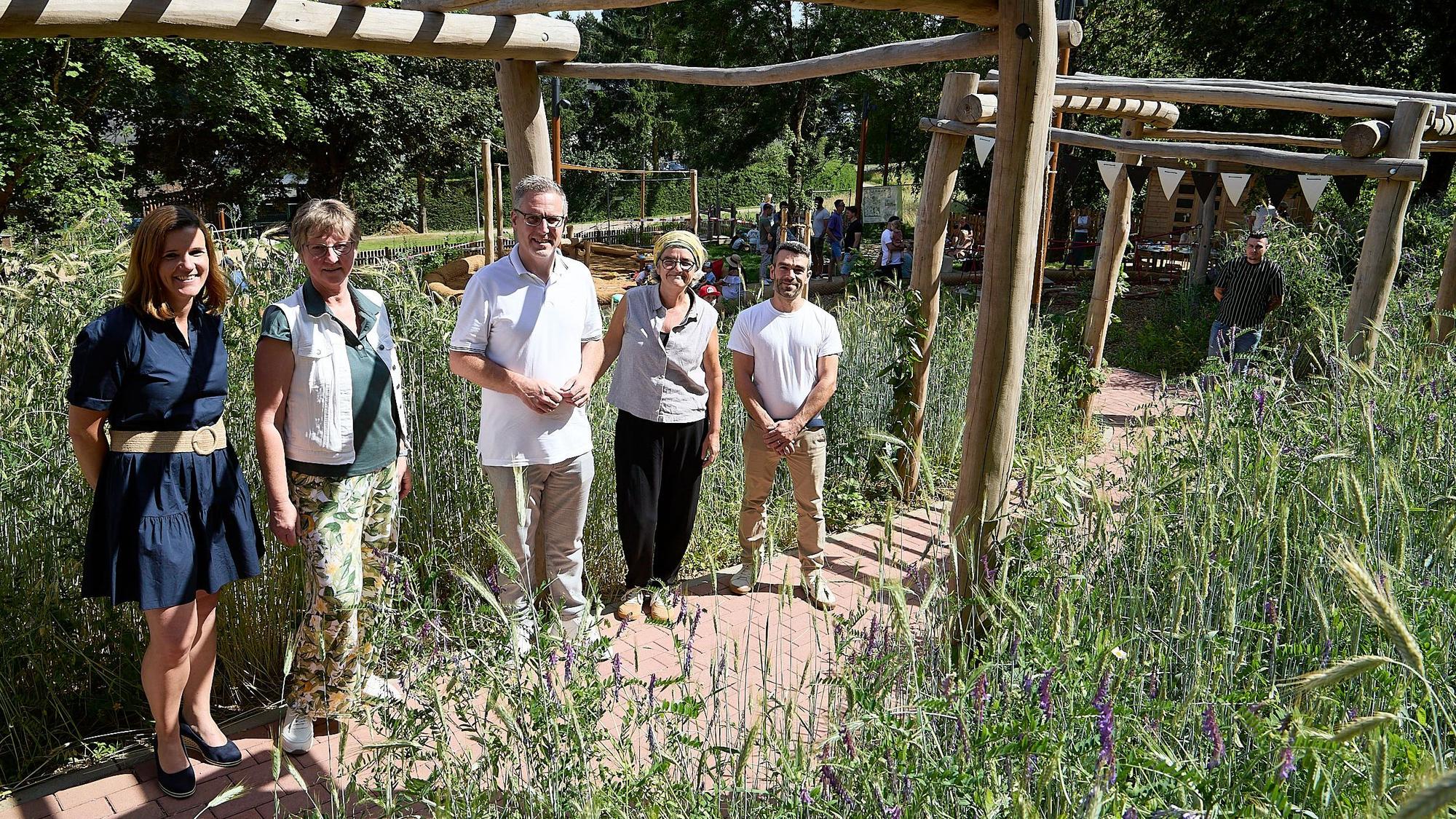 Ines Hermanns, Barbara Widdau, Ursula Kreuer und Andreas Baur stehen auf dem Außengelände der Kita Annex in Nettersheim.