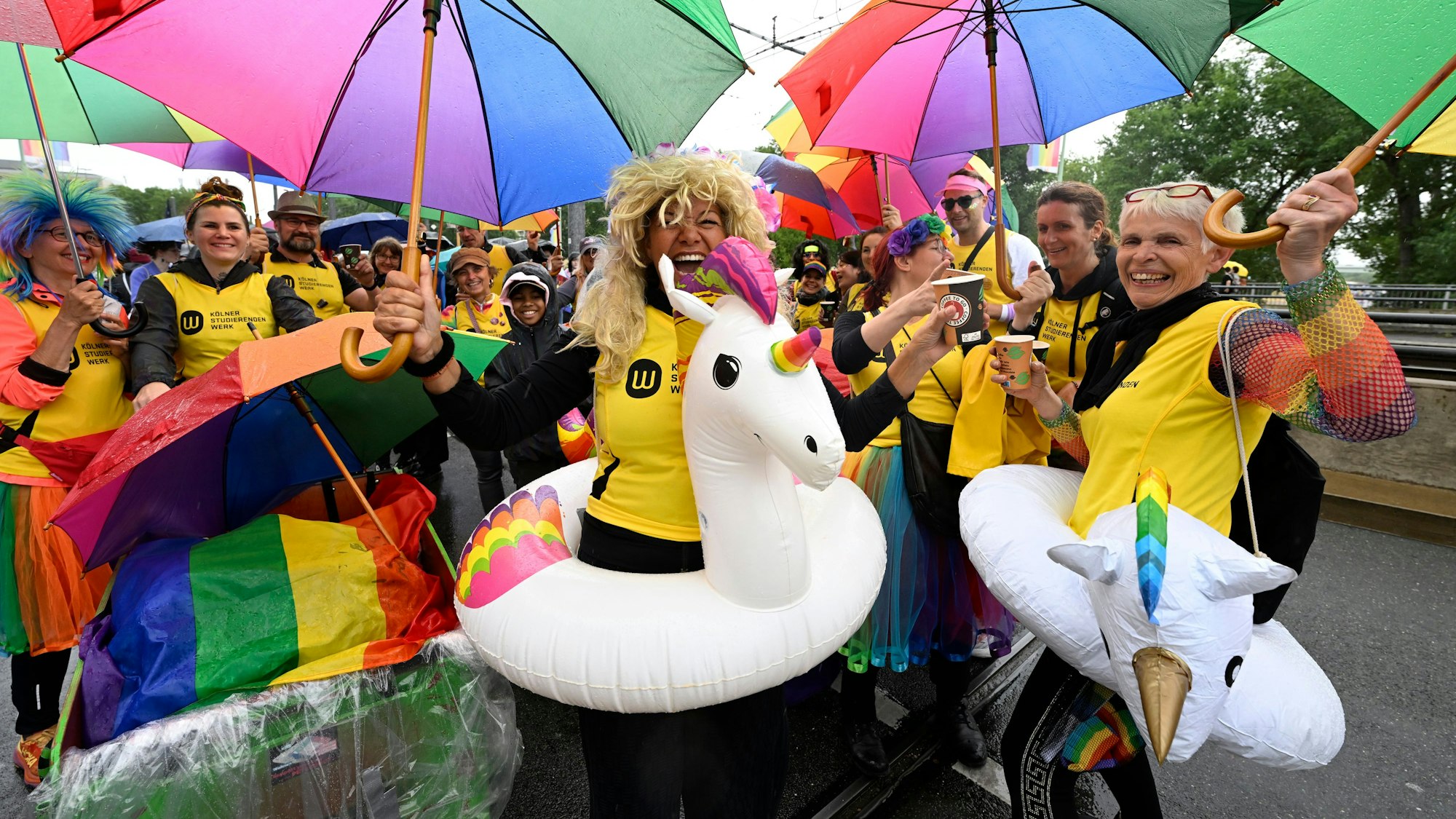 Teilnehmer des Christopher-Street-Day (CSD) Umzugs mit bunten Outfits zelebrieren ihren Protest in den Straßen der Stadt.