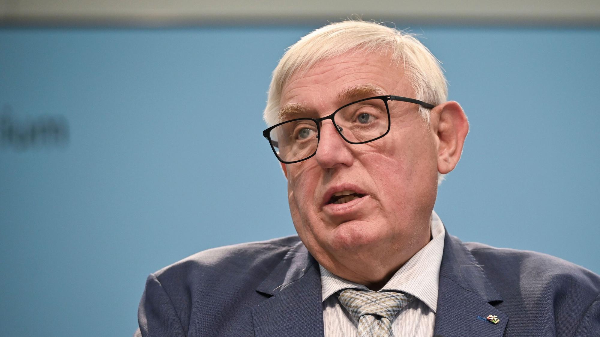 NRW-Gesundheitsminister Karl-Josef Laumann spricht - er ist im Porträt zu sehen und adressiert ein nicht sichtbares Gegenüber.