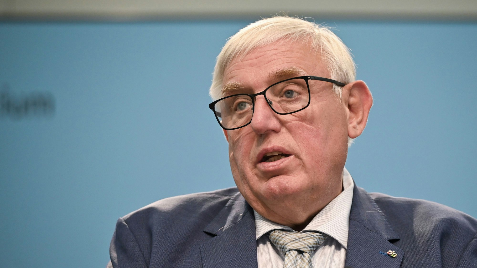 NRW-Gesundheitsminister Karl-Josef Laumann spricht - er ist im Porträt zu sehen und adressiert ein nicht sichtbares Gegenüber.