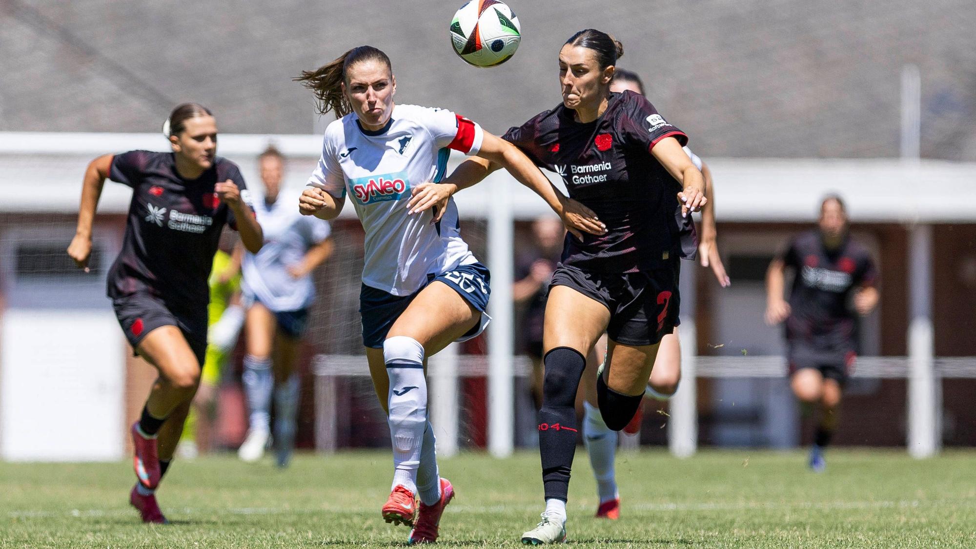 Testspiel Frauen: TSG 1899 Hoffenheim - Bayer 04 Leverkusen 04.07.2025 Melissa Kössler TSG 1899 Hoffenheim, 25, Selina Ostermeier Bayer 04 Leverkusen, 2 im Testspiel der Frauenmannschaften der TSG 1899 Hoffenheim und Bayer 04 Leverkusen am 04.07.2025 im Schulstadion in Westerburg *** Test match women TSG 1899 Hoffenheim Bayer 04 Leverkusen 04 07 2025 Melissa Kössler TSG 1899 Hoffenheim, 25 , Selina Ostermeier Bayer 04 Leverkusen, 2 in the test match between the womens teams of TSG 1899 Hoffenheim and Bayer 04 Leverkusen on 04 07 2025 at the school stadium in Westerburg Copyright: xBEAUTIFULxSPORTS/Meuselx
