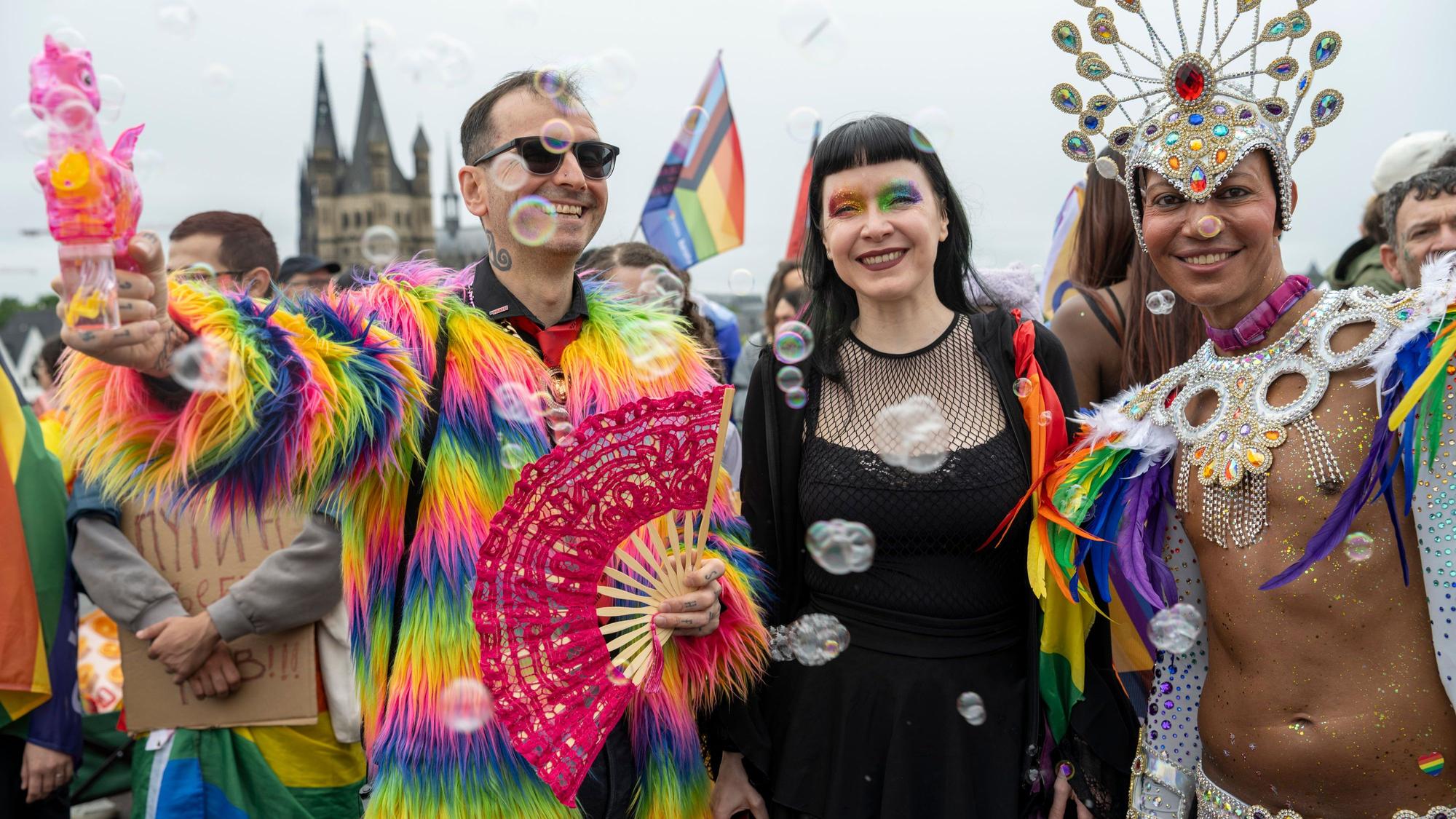 Mark Benecke nimmt an der Parade teil. Queere Menschen feiern in fantasievollen Kostümem den Christopher Street Day.