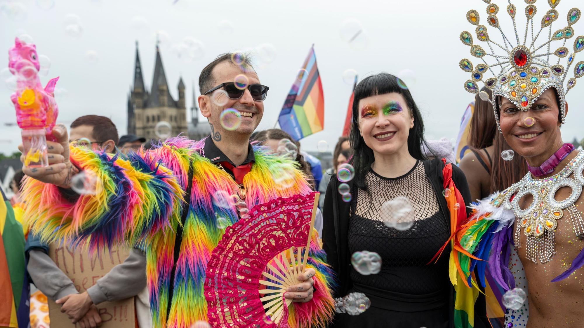 06.07.2025, Köln: Mark Benecke nimmt an der Parade teil. Queere Menschen feiern in phantasievollen Kostümem den Christopher Street Day. Demonstration zum ColognePride 2025 (CSD-Parade). Foto: Uwe Weiser