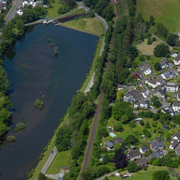 Das Bild zeigt den Stauweiher Osberghausen aus der Vogelperspektive.