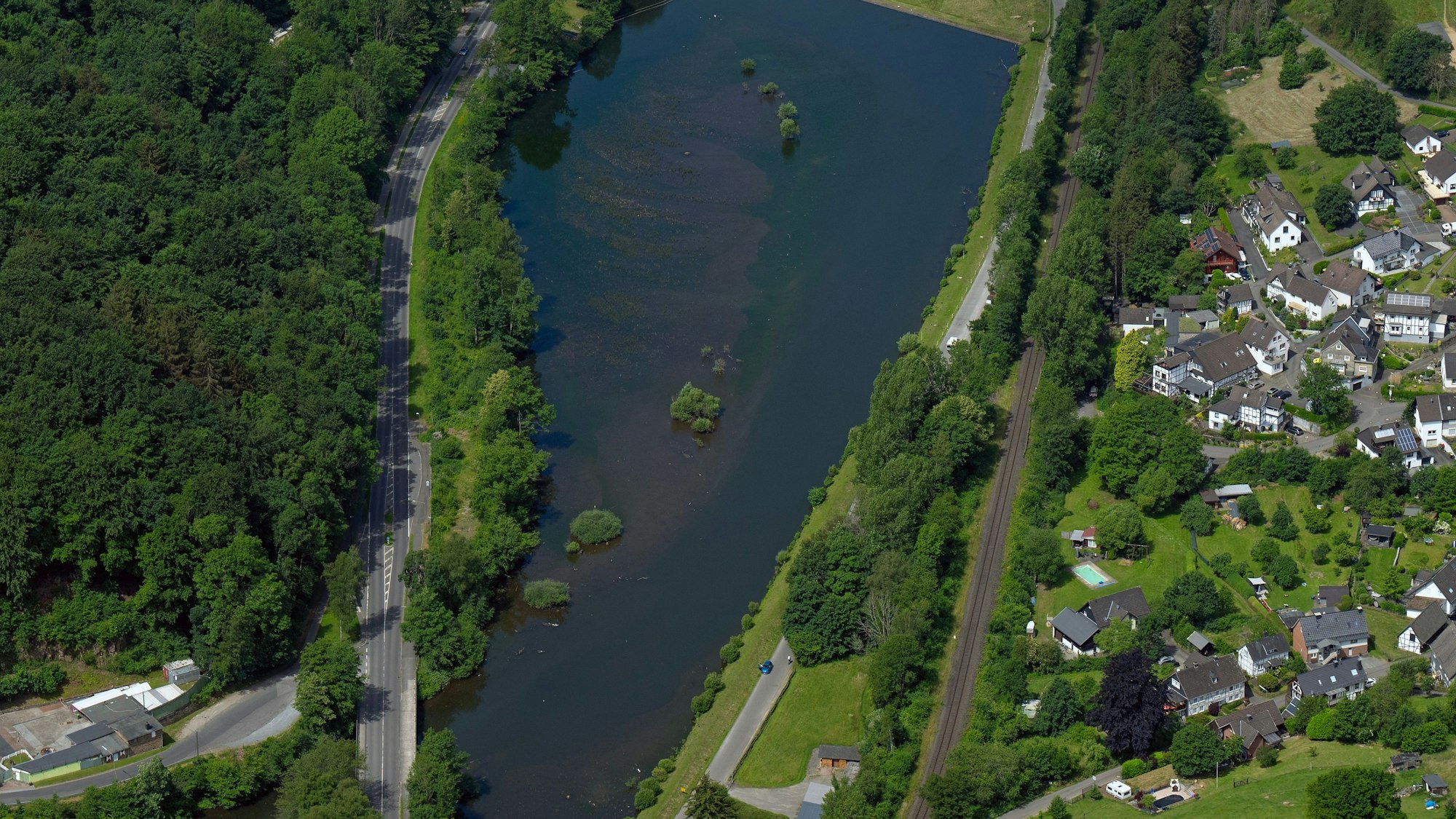 Das Bild zeigt den Stauweiher Osberghausen aus der Vogelperspektive.