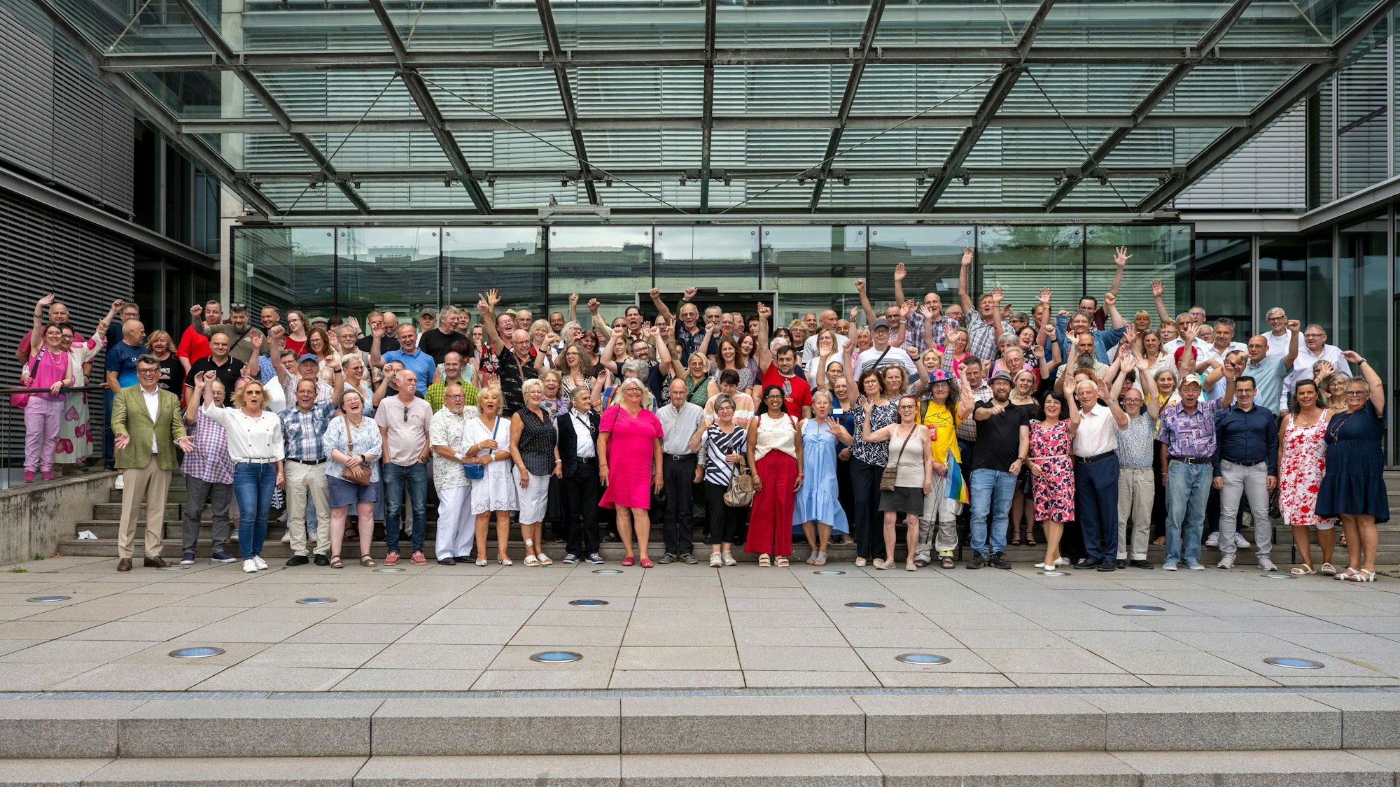 Menschen stehen auf einer Treppe.