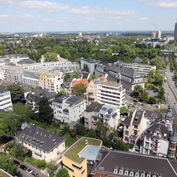 06.05.2025, Köln: Im neuen Viertel in der Nähe des Zoos sind schon die ersten Bewohner zu sehen. Aber es wird noch fleißig gebaut zwischen der Oppenheimstraße, Worringer Straße, der Mevissenstraße, Konrad-Adenauer-Ufer und der Riehler Straße. Hier erstreckt sich das neue die Viva Agippina, dass neue Veedel auf dem ehmaligen Zurich-Gelände. Foto: Arton Krasniqi