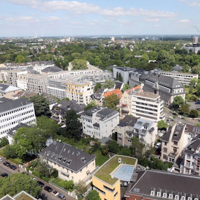 06.05.2025, Köln: Im neuen Viertel in der Nähe des Zoos sind schon die ersten Bewohner zu sehen. Aber es wird noch fleißig gebaut zwischen der Oppenheimstraße, Worringer Straße, der Mevissenstraße, Konrad-Adenauer-Ufer und der Riehler Straße. Hier erstreckt sich das neue die Viva Agippina, dass neue Veedel auf dem ehmaligen Zurich-Gelände. Foto: Arton Krasniqi