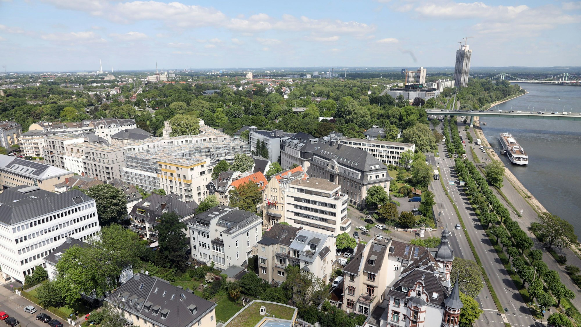 06.05.2025, Köln: Im neuen Viertel in der Nähe des Zoos sind schon die ersten Bewohner zu sehen. Aber es wird noch fleißig gebaut zwischen der Oppenheimstraße, Worringer Straße, der Mevissenstraße, Konrad-Adenauer-Ufer und der Riehler Straße. Hier erstreckt sich das neue die Viva Agippina, dass neue Veedel auf dem ehmaligen Zurich-Gelände. Foto: Arton Krasniqi
