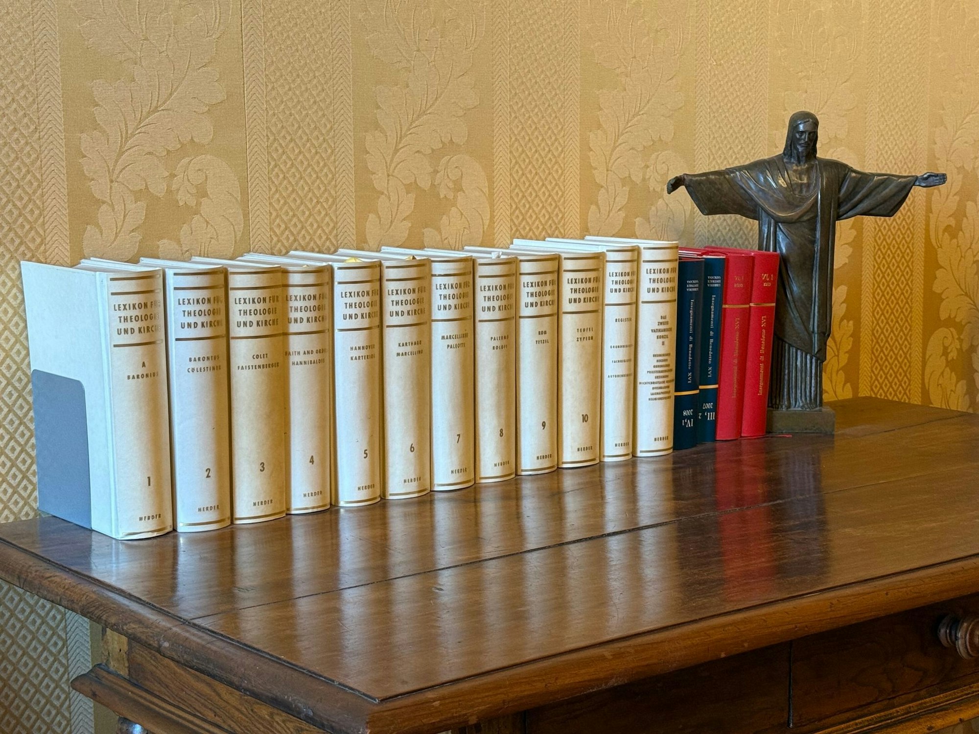 In den Privatgemächern steht noch das Theologische Lexikon von Papst Benedikt XVI.