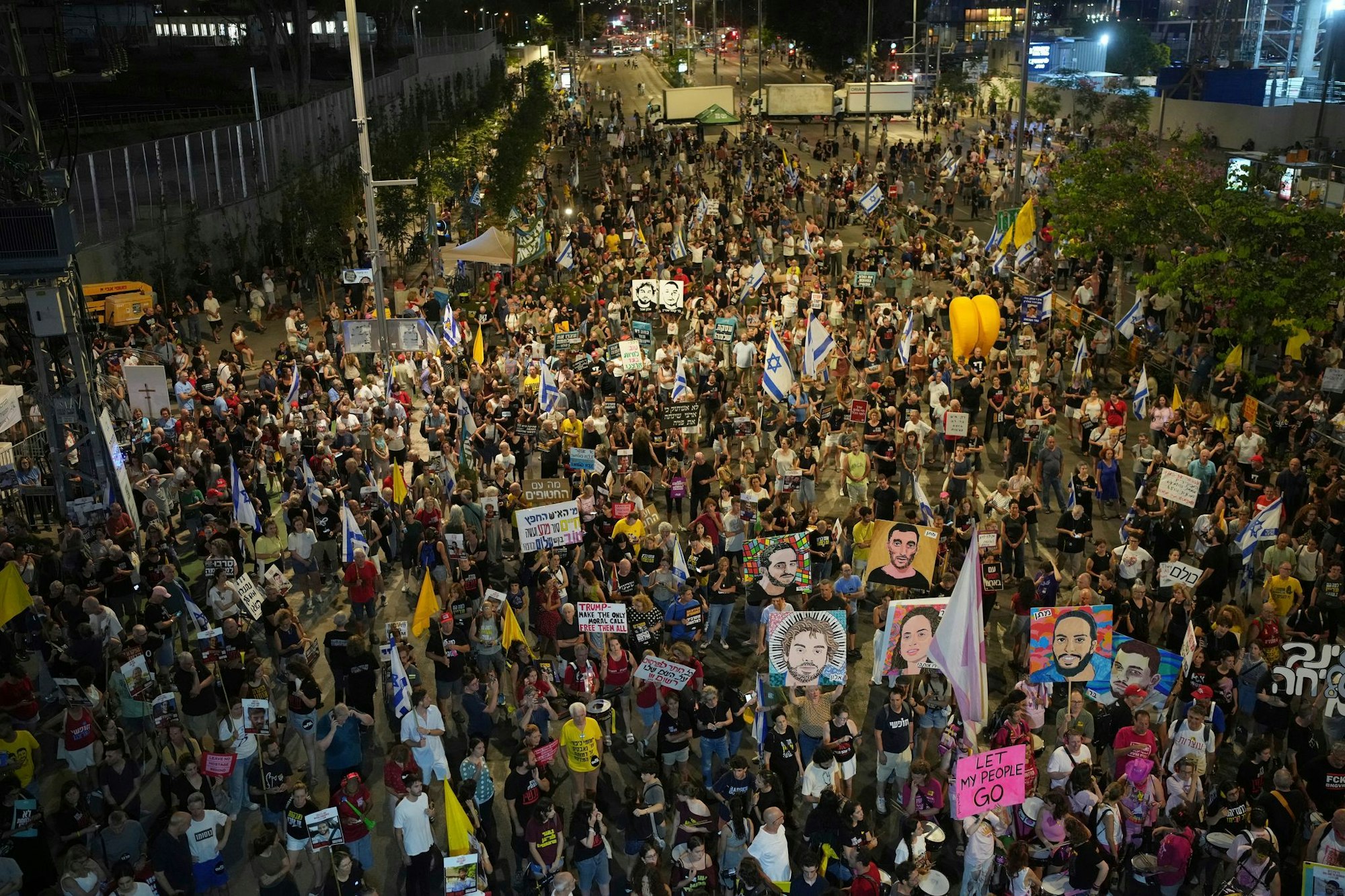 Tausende Menschen fordern in Israel einen Deal zur Freilassung aller Geiseln.