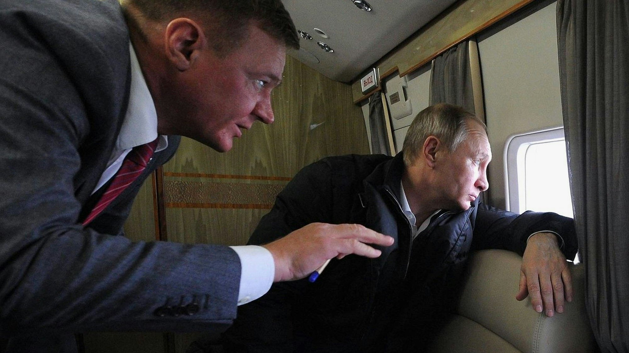 Kremlchef Wladimir Putin (r.) zusammen mit dem früheren Verkehrsminister Roman Starowoit in einem Flugzeug. Starowoit wurde kurz nach seiner Entlassung tot aufgefunden. (Archivbild)