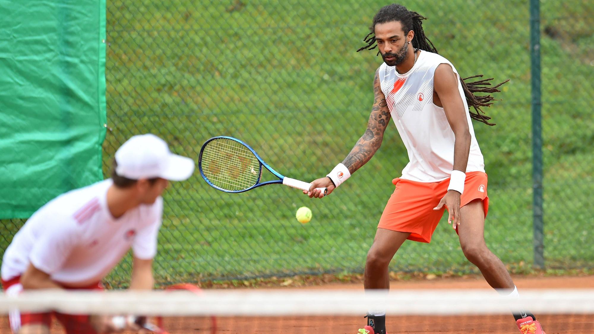 Tennis 2. Herren Bundesliga Nord Saison 2024: Kölner THC Stadion Rot-Weiss - HTC Blau-Weiß Krefeld am 14.07.2024 im REWE Sportpark in Köln Wesley Koolhof Kölner THC Stadion Rot-Weiss , vorne - Dustin Brown Kölner THC Stadion Rot-Weiss , hinten Nordrhein-Westfalen Deutschland *** Tennis 2 Mens Bundesliga North Season 2024 Kölner THC Stadion Rot Weiss HTC Blau Weiß Krefeld on 14 07 2024 at REWE Sportpark in Cologne Wesley Koolhof Kölner THC Stadion Rot Weiss , front Dustin Brown Kölner THC Stadion Rot Weiss , back Nordrhein Westfalen Germany