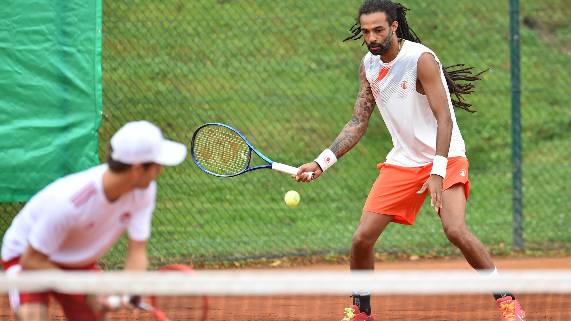 Tennis 2. Herren Bundesliga Nord Saison 2024: Kölner THC Stadion Rot-Weiss - HTC Blau-Weiß Krefeld am 14.07.2024 im REWE Sportpark in Köln Wesley Koolhof Kölner THC Stadion Rot-Weiss , vorne - Dustin Brown Kölner THC Stadion Rot-Weiss , hinten Nordrhein-Westfalen Deutschland *** Tennis 2 Mens Bundesliga North Season 2024 Kölner THC Stadion Rot Weiss HTC Blau Weiß Krefeld on 14 07 2024 at REWE Sportpark in Cologne Wesley Koolhof Kölner THC Stadion Rot Weiss , front Dustin Brown Kölner THC Stadion Rot Weiss , back Nordrhein Westfalen Germany