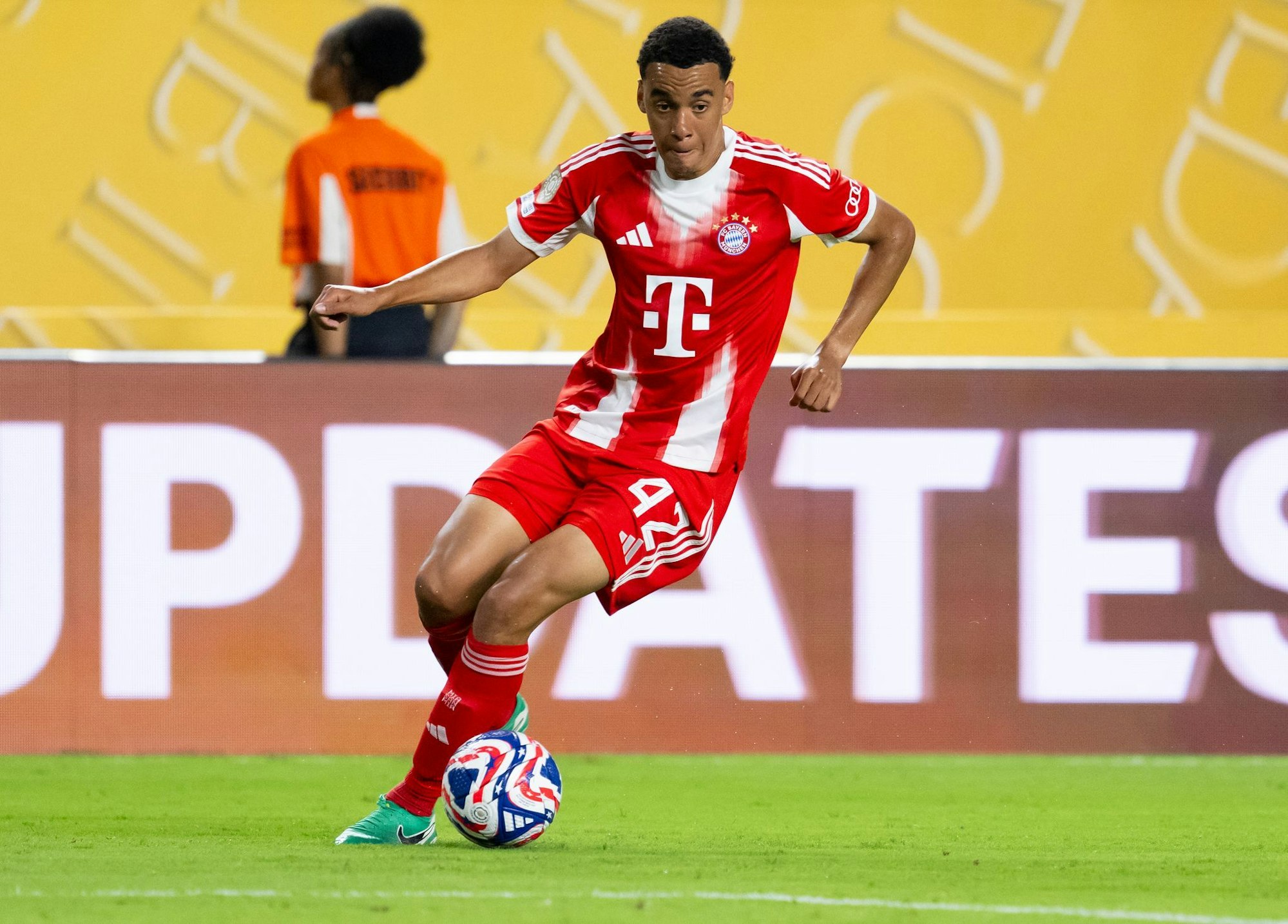 Es wird lange dauern, bis Jamal Musiala wieder den geliebten Ball am Fuß haben wird.
