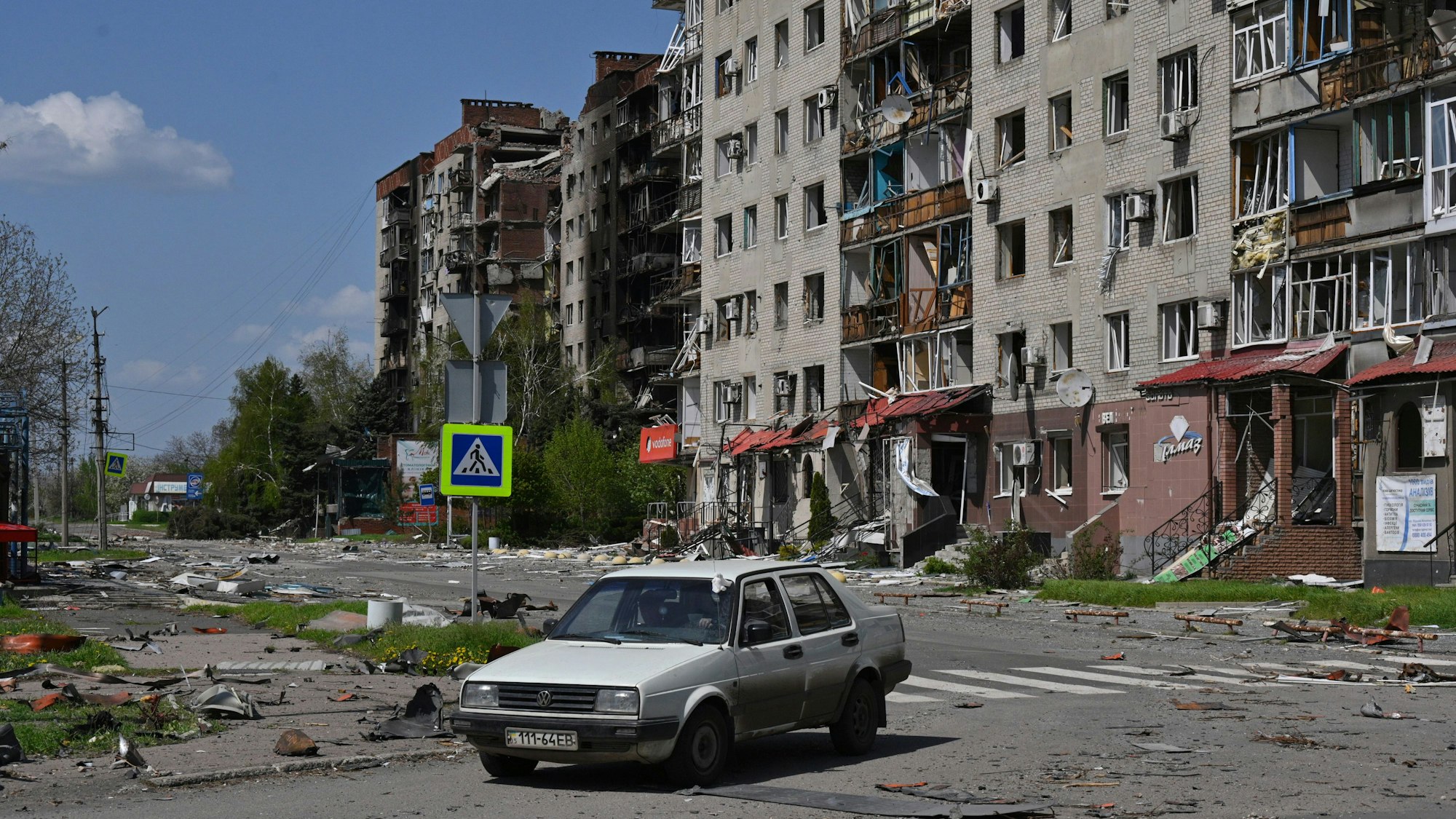 Ein verlassenes Auto steht vor dem Hintergrund beschädigter Gebäude im Zentrum von Pokrowsk, dem Schauplatz der schwersten Gefechte mit den russischen Truppen in der Region Donezk. (Archivbild)