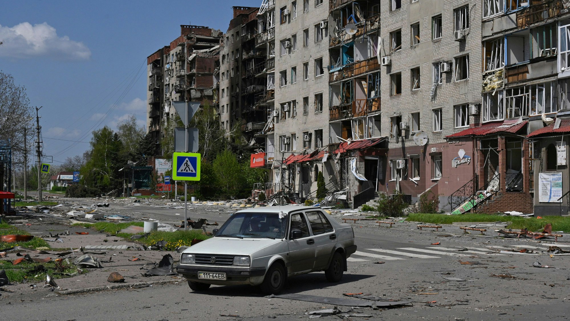 Ein verlassenes Auto steht vor dem Hintergrund beschädigter Gebäude im Zentrum von Pokrowsk. (Archivbild)