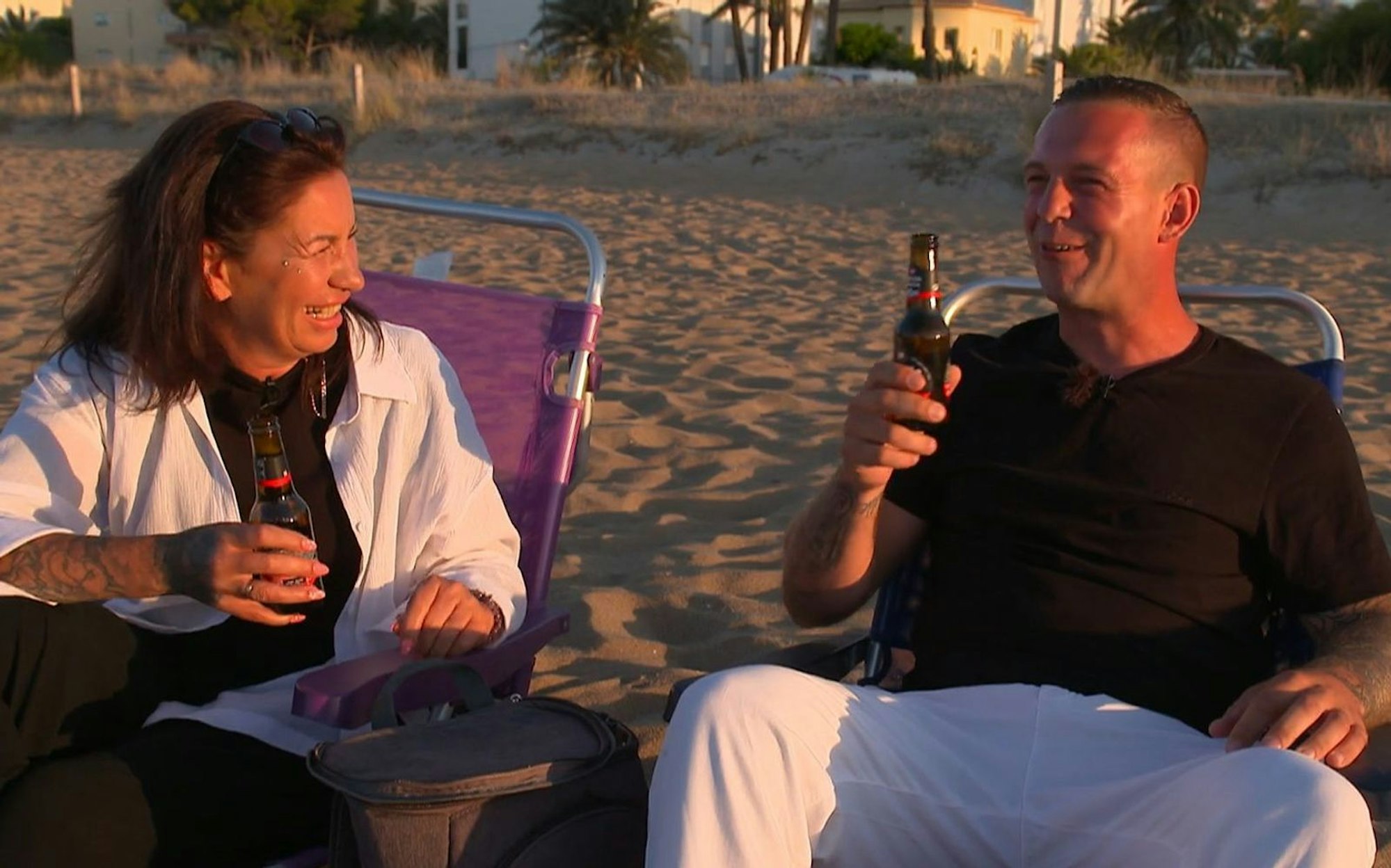 Neue Haarfarbe, neues Leben: Mel ist happy mit ihrem Addi. (Bild: RTL)