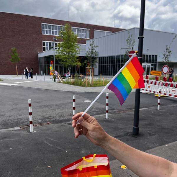 Regenbogenfahne vor dem Bildungscampus in Kalk
