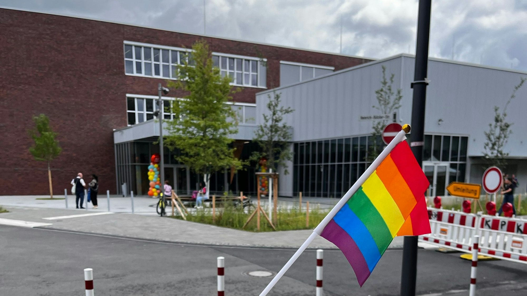 Regenbogenfahne vor dem Bildungscampus in Kalk