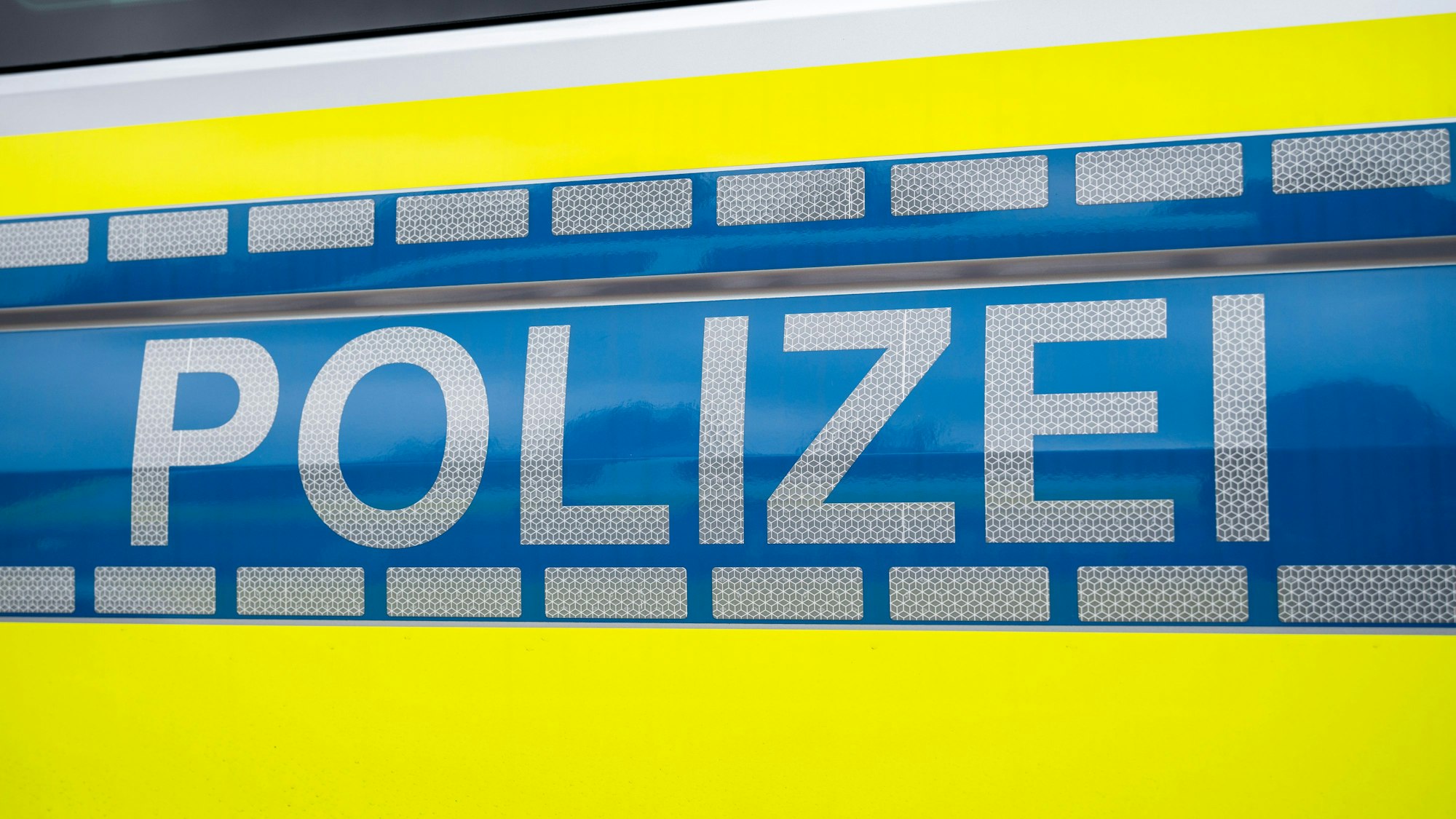 Der Schriftzug "Polizei" steht auf einem Einsatzfahrzeug