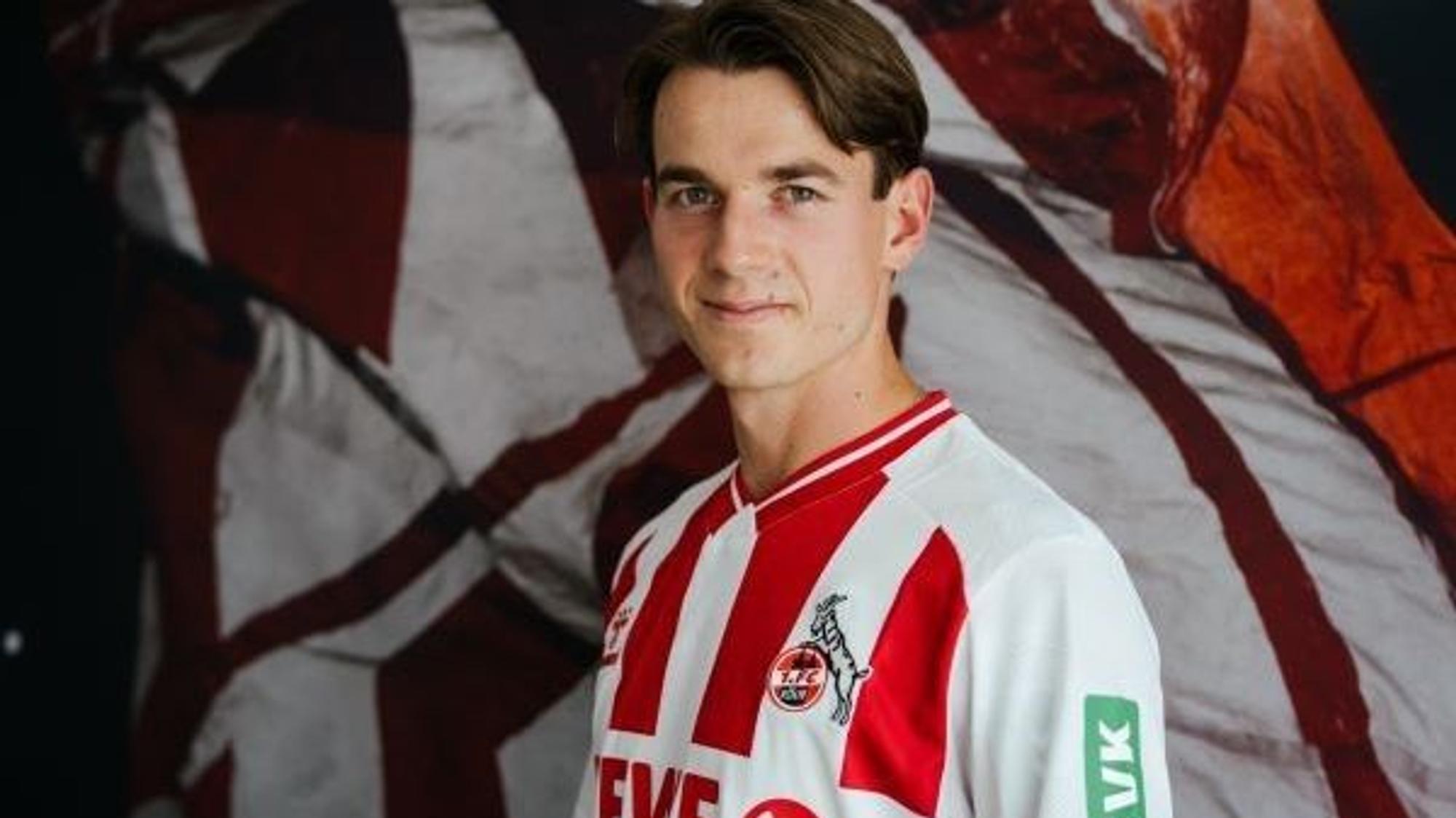 Jakub Kaminski posiert im Trikot des 1. FC Köln. Das Foto wurde vom 1. FC Köln am 4. Juli 2025 auf der Vereins-Website veröffentlicht.