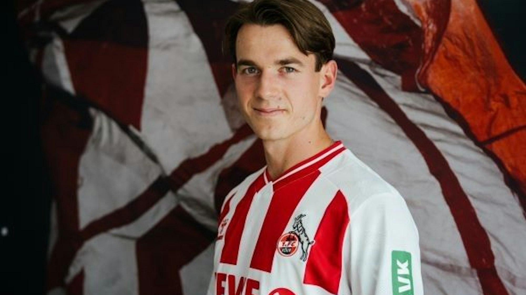 Jakub Kaminski posiert im Trikot des 1. FC Köln. Das Foto wurde vom 1. FC Köln am 4. Juli 2025 auf der Vereins-Website veröffentlicht.