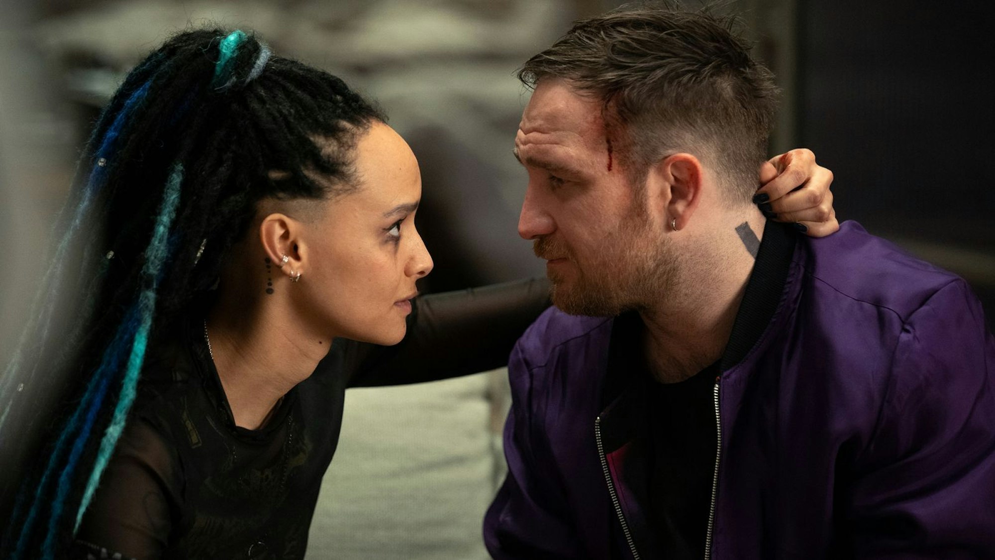 Auch die beiden Airbnb-Touristen Ana (Salber Lee Williams) und Marvin (Frederick Lau) sind eingemauert. (Bild: Netflix / Sasha Ostrov)
