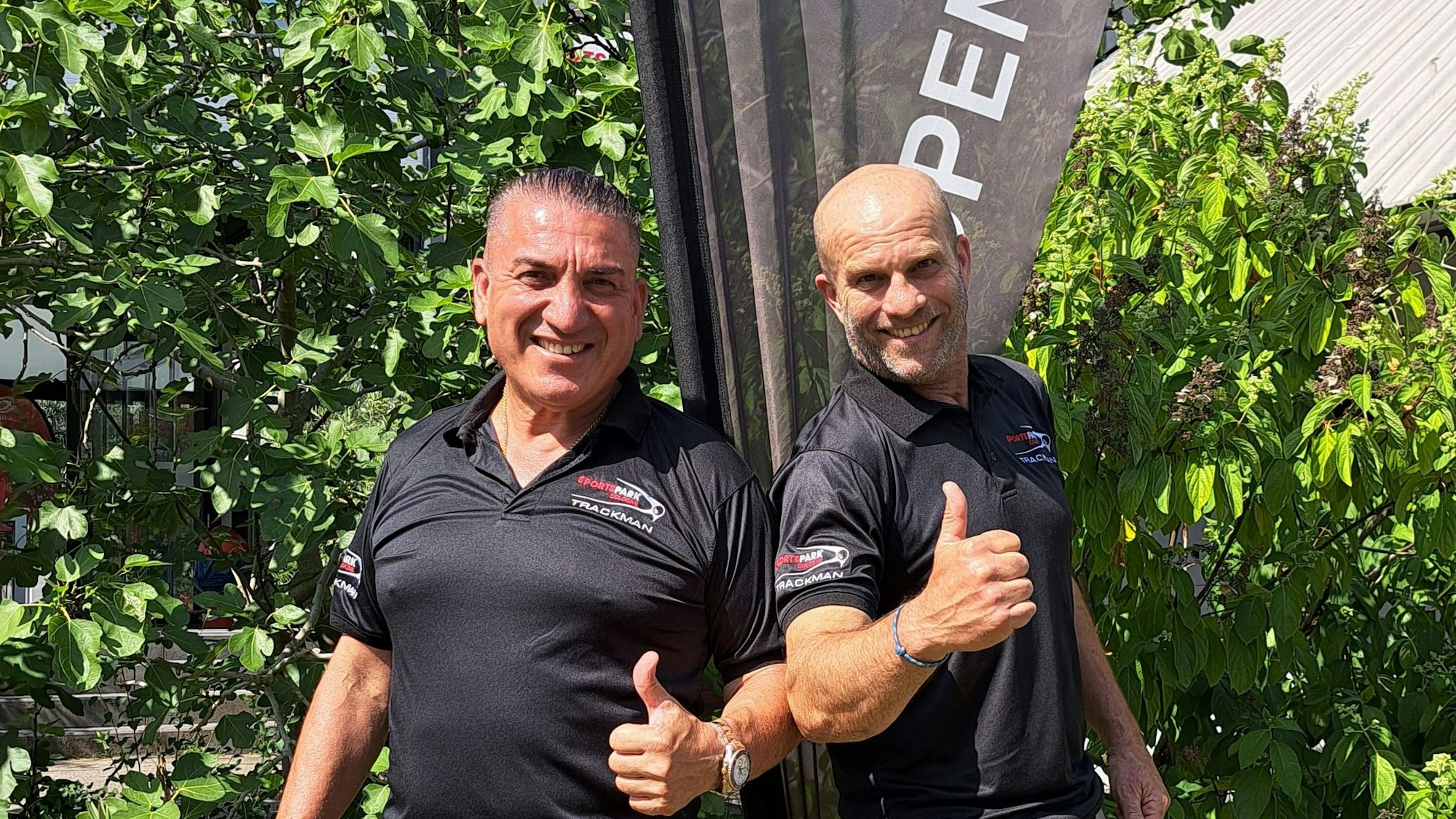 Savas Berktas (Links), Inhaber des Cologne Sportspark, und Mitarbeiter Jens Laufenberg organisieren auch in diesem September wieder ein Golf-Turnier zugunsten von „wir helfen“