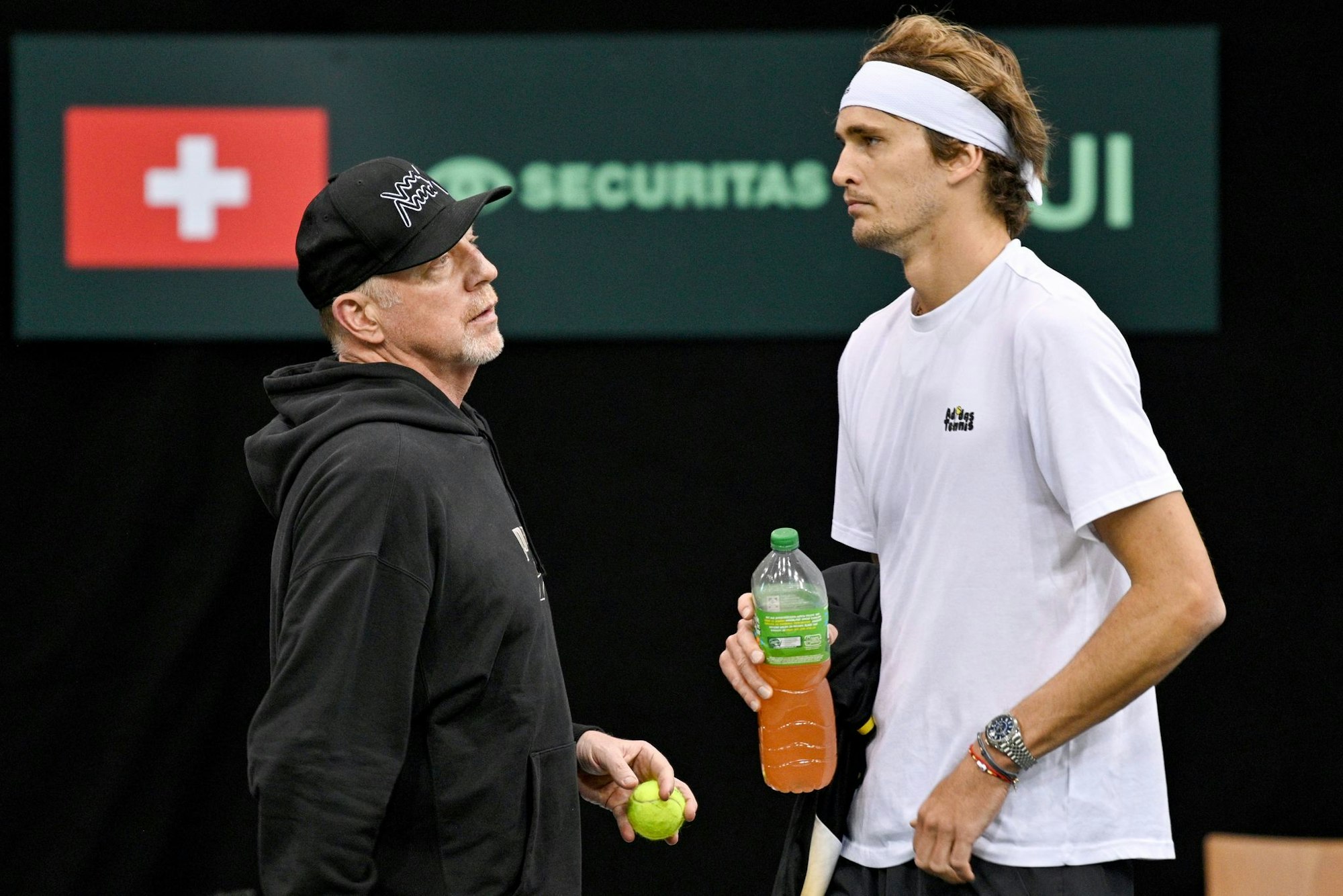 Boris Becker (l) fühlt mit Alexander Zverev.