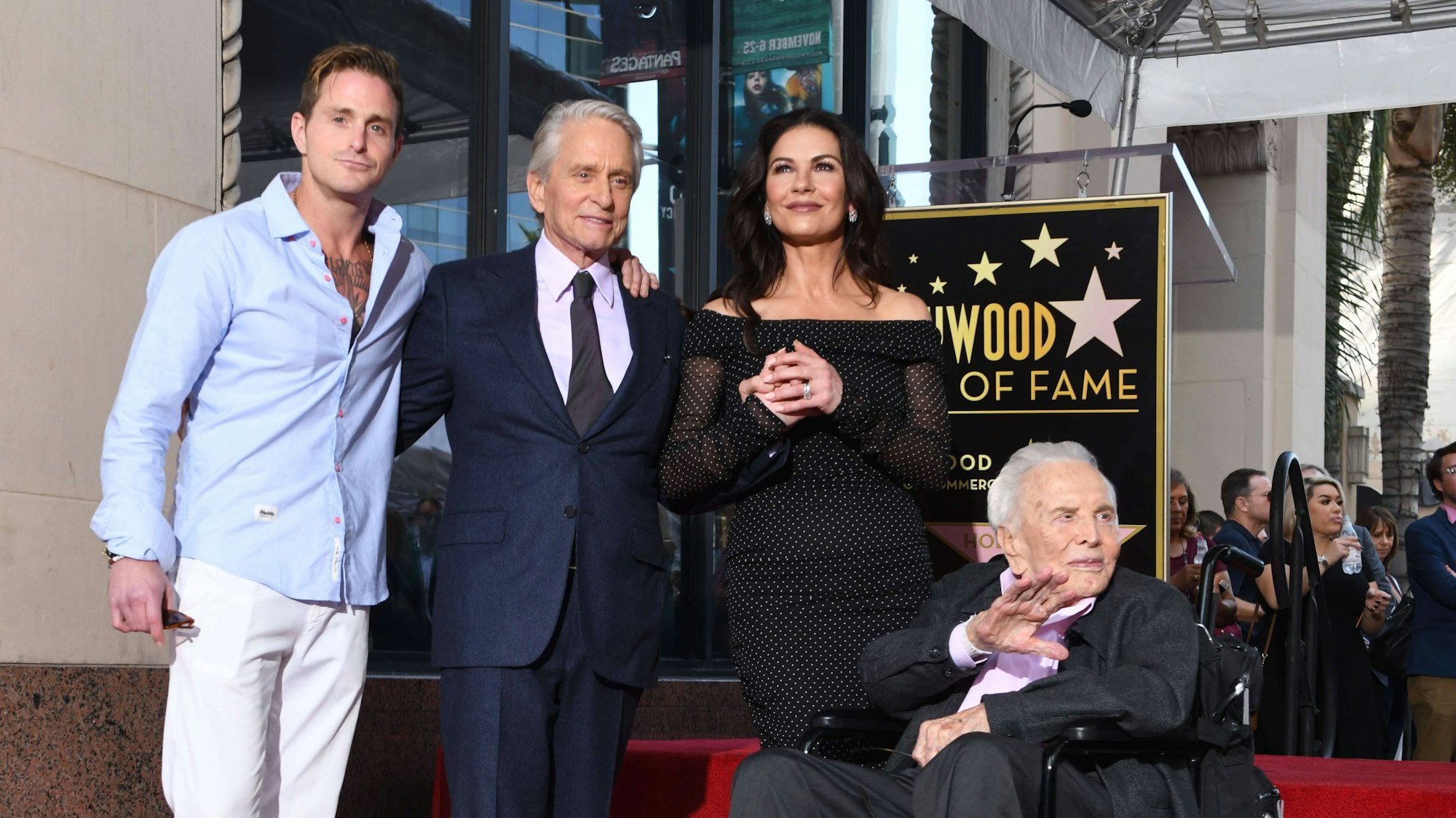 Michael Douglas mit Ehefrau Catherine Zeta-Jones, Sohn Cameron und Vater Kirk Douglas bei seiner Stern-Verleihung auf dem „Hollywood Walk of Fame“ (2018).