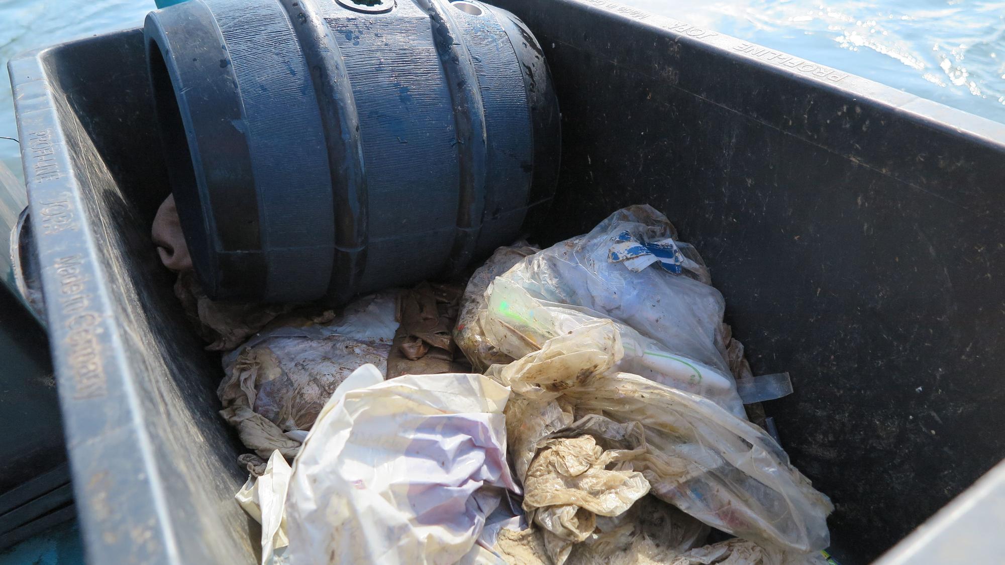 Das Bild zeigt ein Fass und Plastikmüll, den die Rheinkrake gefiltert hat.