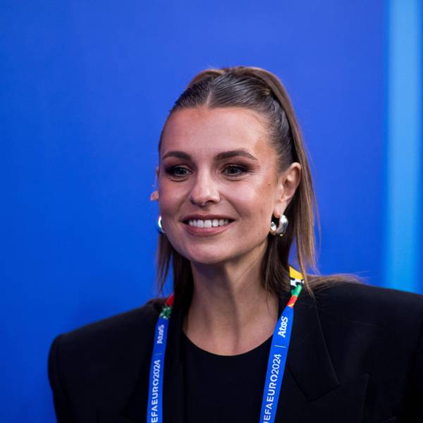 Laura Wontorra lacht.