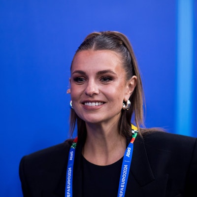 Laura Wontorra lacht.