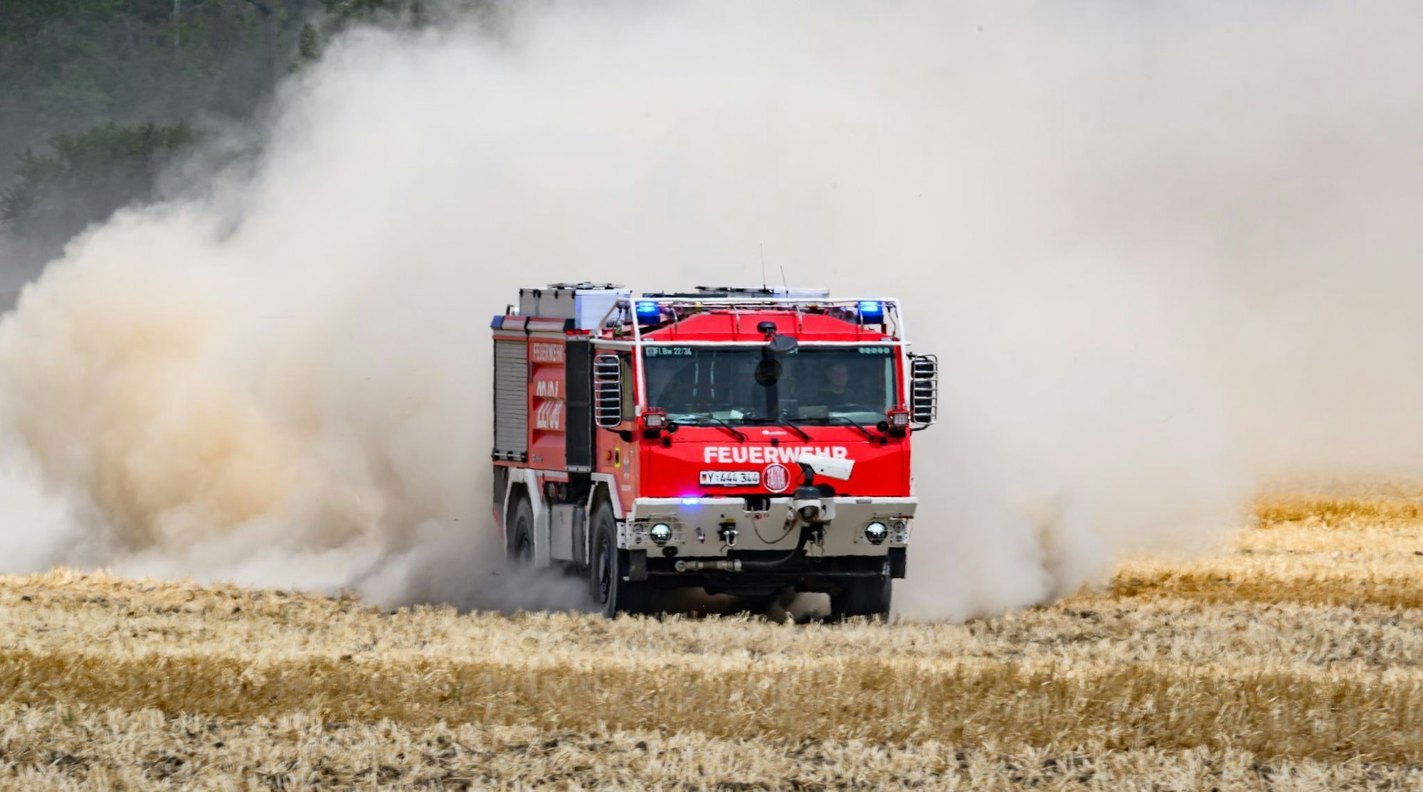Derzeit versucht die Feuerwehr, ein Übergreifen der Flammen auf einen alten Sprengplatz bei Jacobsthal zu verhindern.
